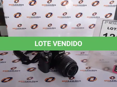 LOTE 138 - 01 MÁQUINA FOTOGRÁFICA DIGITAL MARCA NIKON MARCA D3000. (NO ESTADO) ATENÇÃO! FAZER A VISITAÇÃO ANTES DE ARREMATAR, NÃO SABEMOS SE FUNCIONA, LEILÃO NÃO TEM GARANTIA E NEM DEVOLUÇÃO, SUJEITO A POSSÍVEIS AVARIAS VISÍVEIS/OCULTAS E/OU AUSÊNCIA DE COMPONENTES.