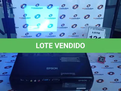 LOTE 121 - 01 PROJETOR MARCA EPSON. (NO ESTADO) ATENÇÃO! FAZER A VISITAÇÃO ANTES DE ARREMATAR, NÃO SABEMOS SE FUNCIONA, LEILÃO NÃO TEM GARANTIA E NEM DEVOLUÇÃO, SUJEITO A POSSÍVEIS AVARIAS VISÍVEIS/OCULTAS E/OU AUSÊNCIA DE COMPONENTES.