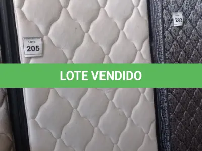 LOTE 205 - 01 COLCHÃO SOLTEIRO COM BASE. (NO ESTADO EM QUE SE ENCONTRA. SUJEITO A AVARIAS OCULTAS/VISÍVEIS.) AU1876D