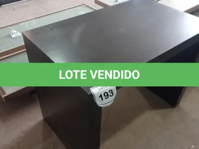 LOTE 193 - 01 MESA EM MADEIRA. (NO ESTADO EM QUE SE ENCONTRA. SUJEITO A AVARIAS OCULTAS/VISÍVEIS.) BF8718N