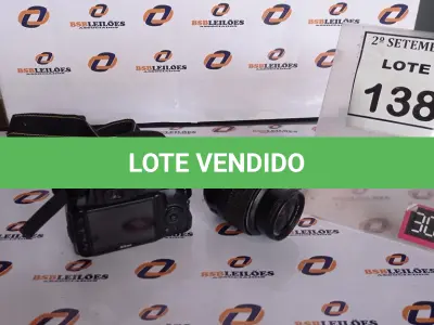 LOTE 138 - 01 MÁQUINA FOTOGRÁFICA DIGITAL MARCA NIKON MARCA D3000. (NO ESTADO) ATENÇÃO! FAZER A VISITAÇÃO ANTES DE ARREMATAR, NÃO SABEMOS SE FUNCIONA, LEILÃO NÃO TEM GARANTIA E NEM DEVOLUÇÃO, SUJEITO A POSSÍVEIS AVARIAS VISÍVEIS/OCULTAS E/OU AUSÊNCIA DE COMPONENTES.