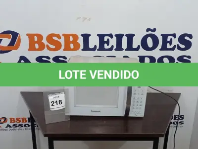LOTE 218 - 01 MICROONDAS PANASONIC 220V. (NO ESTADO EM QUE SE ENCONTRA. SUJEITO A AVARIAS OCULTAS/VISÍVEIS.) AV9957A