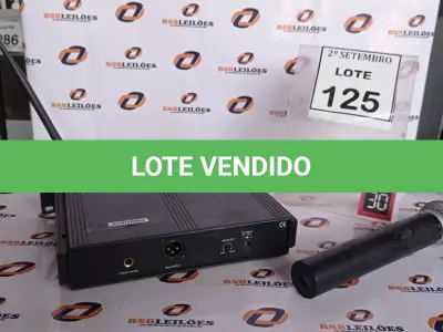 LOTE 125 - 01 MICROFONE COM RECEPTOR. (NO ESTADO) ATENÇÃO! FAZER A VISITAÇÃO ANTES DE ARREMATAR, NÃO SABEMOS SE FUNCIONA, LEILÃO NÃO TEM GARANTIA E NEM DEVOLUÇÃO, SUJEITO A POSSÍVEIS AVARIAS VISÍVEIS/OCULTAS E/OU AUSÊNCIA DE COMPONENTES.