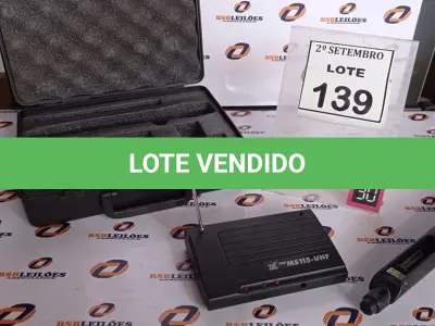 LOTE 139 - 01 MICROFONE COM RECEPTOR. (NO ESTADO) ATENÇÃO! FAZER A VISITAÇÃO ANTES DE ARREMATAR, NÃO SABEMOS SE FUNCIONA, LEILÃO NÃO TEM GARANTIA E NEM DEVOLUÇÃO, SUJEITO A POSSÍVEIS AVARIAS VISÍVEIS/OCULTAS E/OU AUSÊNCIA DE COMPONENTES.