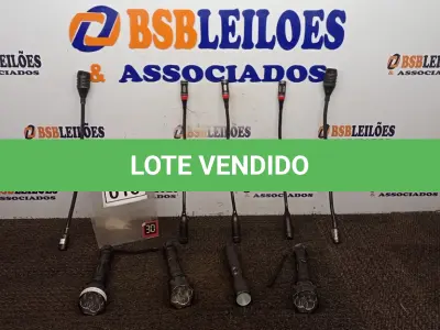 LOTE 016 - 05 MICROFONES DE MESA E 02 LANTERNAS. (NO ESTADO) ATENÇÃO! FAZER A VISITAÇÃO ANTES DE ARREMATAR, NÃO SABEMOS SE FUNCIONA, LEILÃO NÃO TEM GARANTIA E NEM DEVOLUÇÃO, SUJEITO A POSSÍVEIS AVARIAS VISÍVEIS/OCULTAS E/OU AUSÊNCIA DE COMPONENTES.