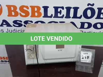LOTE 218 - 01 MICROONDAS PANASONIC 220V. (NO ESTADO EM QUE SE ENCONTRA. SUJEITO A AVARIAS OCULTAS/VISÍVEIS.) AV9957A