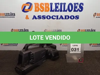 LOTE 031 - 01 FILMADORA PROFISSIONAL MARCA PANASONIC. (NO ESTADO) ATENÇÃO! FAZER A VISITAÇÃO ANTES DE ARREMATAR, NÃO SABEMOS SE FUNCIONA, LEILÃO NÃO TEM GARANTIA E NEM DEVOLUÇÃO, SUJEITO A POSSÍVEIS AVARIAS VISÍVEIS/OCULTAS E/OU AUSÊNCIA DE COMPONENTES.