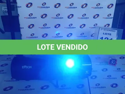 LOTE 121 - 01 PROJETOR MARCA EPSON. (NO ESTADO) ATENÇÃO! FAZER A VISITAÇÃO ANTES DE ARREMATAR, NÃO SABEMOS SE FUNCIONA, LEILÃO NÃO TEM GARANTIA E NEM DEVOLUÇÃO, SUJEITO A POSSÍVEIS AVARIAS VISÍVEIS/OCULTAS E/OU AUSÊNCIA DE COMPONENTES.
