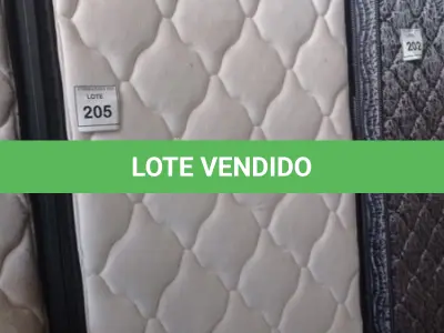 LOTE 205 - 01 COLCHÃO SOLTEIRO COM BASE. (NO ESTADO EM QUE SE ENCONTRA. SUJEITO A AVARIAS OCULTAS/VISÍVEIS.) AU1876D