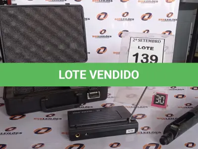 LOTE 139 - 01 MICROFONE COM RECEPTOR. (NO ESTADO) ATENÇÃO! FAZER A VISITAÇÃO ANTES DE ARREMATAR, NÃO SABEMOS SE FUNCIONA, LEILÃO NÃO TEM GARANTIA E NEM DEVOLUÇÃO, SUJEITO A POSSÍVEIS AVARIAS VISÍVEIS/OCULTAS E/OU AUSÊNCIA DE COMPONENTES.