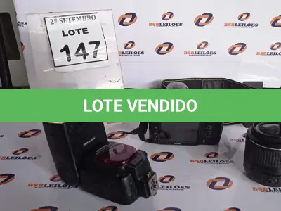 LOTE 147 - 01 MÁQUINA FOTOGRÁFICA DIGITAL MARCA NIKON MARCA D3000 COM LENTE E 01 FLASH. (NO ESTADO) ATENÇÃO! FAZER A VISITAÇÃO ANTES DE ARREMATAR, NÃO SABEMOS SE FUNCIONA, LEILÃO NÃO TEM GARANTIA E NEM DEVOLUÇÃO, SUJEITO A POSSÍVEIS AVARIAS VISÍVEIS/OCULTAS E/OU AUSÊNCIA DE COMPONENTES.