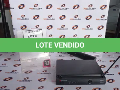 LOTE 149 - 01 MICROFONE COM RECEPTOR. (NO ESTADO) ATENÇÃO! FAZER A VISITAÇÃO ANTES DE ARREMATAR, NÃO SABEMOS SE FUNCIONA, LEILÃO NÃO TEM GARANTIA E NEM DEVOLUÇÃO, SUJEITO A POSSÍVEIS AVARIAS VISÍVEIS/OCULTAS E/OU AUSÊNCIA DE COMPONENTES.