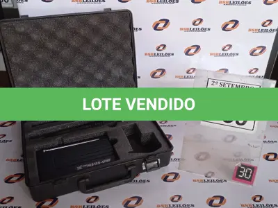 LOTE 139 - 01 MICROFONE COM RECEPTOR. (NO ESTADO) ATENÇÃO! FAZER A VISITAÇÃO ANTES DE ARREMATAR, NÃO SABEMOS SE FUNCIONA, LEILÃO NÃO TEM GARANTIA E NEM DEVOLUÇÃO, SUJEITO A POSSÍVEIS AVARIAS VISÍVEIS/OCULTAS E/OU AUSÊNCIA DE COMPONENTES.