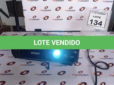 LOTE 134 - 01 PROJETOR MARCA EPSON. (NO ESTADO) ATENÇÃO! FAZER A VISITAÇÃO ANTES DE ARREMATAR, NÃO SABEMOS SE FUNCIONA, LEILÃO NÃO TEM GARANTIA E NEM DEVOLUÇÃO, SUJEITO A POSSÍVEIS AVARIAS VISÍVEIS/OCULTAS E/OU AUSÊNCIA DE COMPONENTES.