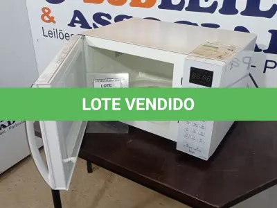 LOTE 218 - 01 MICROONDAS PANASONIC 220V. (NO ESTADO EM QUE SE ENCONTRA. SUJEITO A AVARIAS OCULTAS/VISÍVEIS.) AV9957A