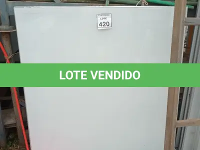 LOTE 420 - 04 PAINÉIS DE VIDRO NA COR BRANCO DE 1,27X1,19. (NO ESTADO) ATENÇÃO! FAZER A VISITAÇÃO ANTES DE ARREMATAR, NÃO SABEMOS SE FUNCIONA, LEILÃO NÃO TEM GARANTIA E NEM DEVOLUÇÃO, SUJEITO A POSSÍVEIS AVARIAS VISÍVEIS/OCULTAS E/OU AUSÊNCIA DE COMPONENTES.