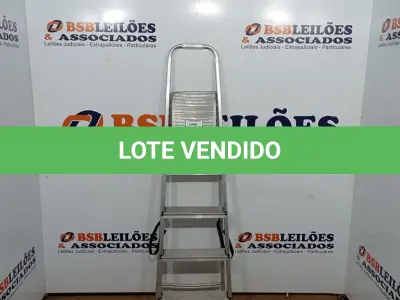LOTE 447 - 01 ESCADA DE ALUMÍNIO DOBRÁVEL. (NO ESTADO) ATENÇÃO! FAZER A VISITAÇÃO ANTES DE ARREMATAR, NÃO SABEMOS SE FUNCIONA, LEILÃO NÃO TEM GARANTIA E NEM DEVOLUÇÃO, SUJEITO A POSSÍVEIS AVARIAS VISÍVEIS/OCULTAS E/OU AUSÊNCIA DE COMPONENTES.