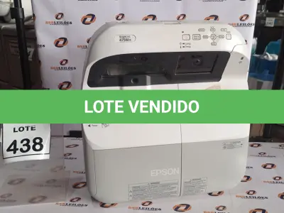 LOTE 438 - 01 PROJETOR MARCA EPSON. (NO ESTADO) ATENÇÃO! FAZER A VISITAÇÃO ANTES DE ARREMATAR, NÃO SABEMOS SE FUNCIONA, LEILÃO NÃO TEM GARANTIA E NEM DEVOLUÇÃO, SUJEITO A POSSÍVEIS AVARIAS VISÍVEIS/OCULTAS E/OU AUSÊNCIA DE COMPONENTES.