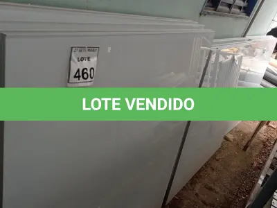 LOTE 460 - 05 PAINÉIS DE VIDRO NA COR BRANCA DE 1,20X1,32. (NO ESTADO) ATENÇÃO! FAZER A VISITAÇÃO ANTES DE ARREMATAR, NÃO SABEMOS SE FUNCIONA, LEILÃO NÃO TEM GARANTIA E NEM DEVOLUÇÃO, SUJEITO A POSSÍVEIS AVARIAS VISÍVEIS/OCULTAS E/OU AUSÊNCIA DE COMPONENTES.