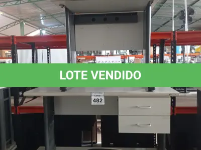 LOTE 482 - 02 ESCRIVANINHAS COM 02 GAVETAS, 01 MESA PEQUENA E 01 CADEIRA EXECUTIVA. (NO ESTADO) ATENÇÃO! FAZER A VISITAÇÃO ANTES DE ARREMATAR, NÃO SABEMOS SE FUNCIONA, LEILÃO NÃO TEM GARANTIA E NEM DEVOLUÇÃO, SUJEITO A POSSÍVEIS AVARIAS VISÍVEIS/OCULTAS E/OU AUSÊNCIA DE COMPONENTES.