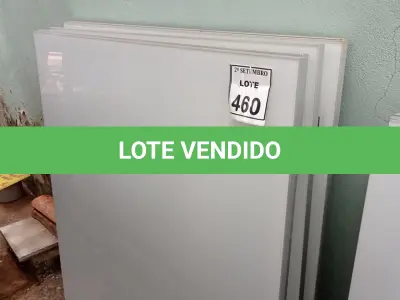 LOTE 460 - 05 PAINÉIS DE VIDRO NA COR BRANCA DE 1,20X1,32. (NO ESTADO) ATENÇÃO! FAZER A VISITAÇÃO ANTES DE ARREMATAR, NÃO SABEMOS SE FUNCIONA, LEILÃO NÃO TEM GARANTIA E NEM DEVOLUÇÃO, SUJEITO A POSSÍVEIS AVARIAS VISÍVEIS/OCULTAS E/OU AUSÊNCIA DE COMPONENTES.