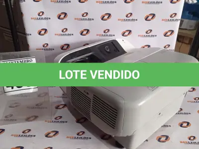 LOTE 438 - 01 PROJETOR MARCA EPSON. (NO ESTADO) ATENÇÃO! FAZER A VISITAÇÃO ANTES DE ARREMATAR, NÃO SABEMOS SE FUNCIONA, LEILÃO NÃO TEM GARANTIA E NEM DEVOLUÇÃO, SUJEITO A POSSÍVEIS AVARIAS VISÍVEIS/OCULTAS E/OU AUSÊNCIA DE COMPONENTES.