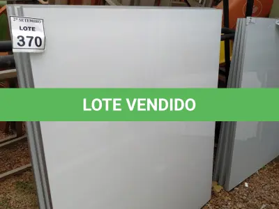 LOTE 370 - 04 PAINÉIS DE VIDRO NA COR BRANCA DE 1,20X1,30. (NO ESTADO) ATENÇÃO! FAZER A VISITAÇÃO ANTES DE ARREMATAR, NÃO SABEMOS SE FUNCIONA, LEILÃO NÃO TEM GARANTIA E NEM DEVOLUÇÃO, SUJEITO A POSSÍVEIS AVARIAS VISÍVEIS/OCULTAS E/OU AUSÊNCIA DE COMPONENTES.