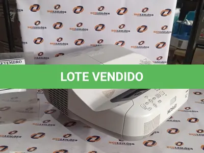 LOTE 438 - 01 PROJETOR MARCA EPSON. (NO ESTADO) ATENÇÃO! FAZER A VISITAÇÃO ANTES DE ARREMATAR, NÃO SABEMOS SE FUNCIONA, LEILÃO NÃO TEM GARANTIA E NEM DEVOLUÇÃO, SUJEITO A POSSÍVEIS AVARIAS VISÍVEIS/OCULTAS E/OU AUSÊNCIA DE COMPONENTES.