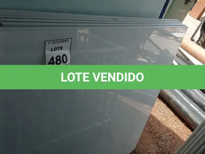 LOTE 480 - 05 PAINÉIS DE VIDRO NA COR BRANCA DE 1,20X1,32. (NO ESTADO) ATENÇÃO! FAZER A VISITAÇÃO ANTES DE ARREMATAR, NÃO SABEMOS SE FUNCIONA, LEILÃO NÃO TEM GARANTIA E NEM DEVOLUÇÃO, SUJEITO A POSSÍVEIS AVARIAS VISÍVEIS/OCULTAS E/OU AUSÊNCIA DE COMPONENTES.