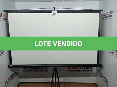LOTE 422 - 01 TELA DE PROJEÇÃO RETRÁTIL. (NO ESTADO) ATENÇÃO! FAZER A VISITAÇÃO ANTES DE ARREMATAR, NÃO SABEMOS SE FUNCIONA, LEILÃO NÃO TEM GARANTIA E NEM DEVOLUÇÃO, SUJEITO A POSSÍVEIS AVARIAS VISÍVEIS/OCULTAS E/OU AUSÊNCIA DE COMPONENTES.