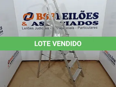 LOTE 447 - 01 ESCADA DE ALUMÍNIO DOBRÁVEL. (NO ESTADO) ATENÇÃO! FAZER A VISITAÇÃO ANTES DE ARREMATAR, NÃO SABEMOS SE FUNCIONA, LEILÃO NÃO TEM GARANTIA E NEM DEVOLUÇÃO, SUJEITO A POSSÍVEIS AVARIAS VISÍVEIS/OCULTAS E/OU AUSÊNCIA DE COMPONENTES.