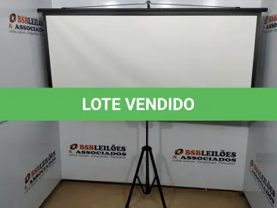 LOTE 372 - 01 TELA DE PROJEÇÃO RETRÁTIL E 01 PROJETOR MARCA EPSON. (NO ESTADO) ATENÇÃO! FAZER A VISITAÇÃO ANTES DE ARREMATAR, NÃO SABEMOS SE FUNCIONA, LEILÃO NÃO TEM GARANTIA E NEM DEVOLUÇÃO, SUJEITO A POSSÍVEIS AVARIAS VISÍVEIS/OCULTAS E/OU AUSÊNCIA DE COMPONENTES.