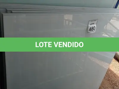 LOTE 480 - 05 PAINÉIS DE VIDRO NA COR BRANCA DE 1,20X1,32. (NO ESTADO) ATENÇÃO! FAZER A VISITAÇÃO ANTES DE ARREMATAR, NÃO SABEMOS SE FUNCIONA, LEILÃO NÃO TEM GARANTIA E NEM DEVOLUÇÃO, SUJEITO A POSSÍVEIS AVARIAS VISÍVEIS/OCULTAS E/OU AUSÊNCIA DE COMPONENTES.