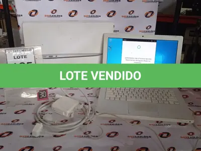 LOTE 165 - 01 MACBOOK AIR COM CARREGADOR. (NO ESTADO) ATENÇÃO! FAZER A VISITAÇÃO ANTES DE ARREMATAR, NÃO SABEMOS SE FUNCIONA, LEILÃO NÃO TEM GARANTIA E NEM DEVOLUÇÃO, SUJEITO A POSSÍVEIS AVARIAS VISÍVEIS/OCULTAS E/OU AUSÊNCIA DE COMPONENTES.