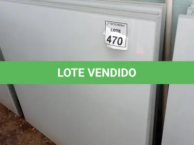 LOTE 470 - 05 PAINÉIS DE VIDRO NA COR BRANCA DE 1,20X1,32. (NO ESTADO) ATENÇÃO! FAZER A VISITAÇÃO ANTES DE ARREMATAR, NÃO SABEMOS SE FUNCIONA, LEILÃO NÃO TEM GARANTIA E NEM DEVOLUÇÃO, SUJEITO A POSSÍVEIS AVARIAS VISÍVEIS/OCULTAS E/OU AUSÊNCIA DE COMPONENTES.