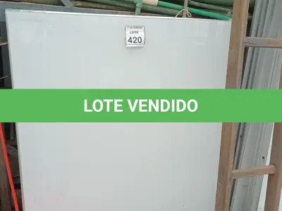 LOTE 420 - 04 PAINÉIS DE VIDRO NA COR BRANCO DE 1,27X1,19. (NO ESTADO) ATENÇÃO! FAZER A VISITAÇÃO ANTES DE ARREMATAR, NÃO SABEMOS SE FUNCIONA, LEILÃO NÃO TEM GARANTIA E NEM DEVOLUÇÃO, SUJEITO A POSSÍVEIS AVARIAS VISÍVEIS/OCULTAS E/OU AUSÊNCIA DE COMPONENTES.
