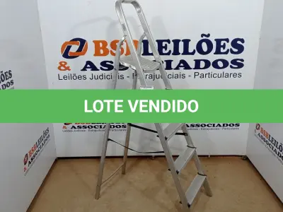 LOTE 447 - 01 ESCADA DE ALUMÍNIO DOBRÁVEL. (NO ESTADO) ATENÇÃO! FAZER A VISITAÇÃO ANTES DE ARREMATAR, NÃO SABEMOS SE FUNCIONA, LEILÃO NÃO TEM GARANTIA E NEM DEVOLUÇÃO, SUJEITO A POSSÍVEIS AVARIAS VISÍVEIS/OCULTAS E/OU AUSÊNCIA DE COMPONENTES.