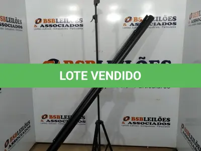 LOTE 372 - 01 TELA DE PROJEÇÃO RETRÁTIL E 01 PROJETOR MARCA EPSON. (NO ESTADO) ATENÇÃO! FAZER A VISITAÇÃO ANTES DE ARREMATAR, NÃO SABEMOS SE FUNCIONA, LEILÃO NÃO TEM GARANTIA E NEM DEVOLUÇÃO, SUJEITO A POSSÍVEIS AVARIAS VISÍVEIS/OCULTAS E/OU AUSÊNCIA DE COMPONENTES.
