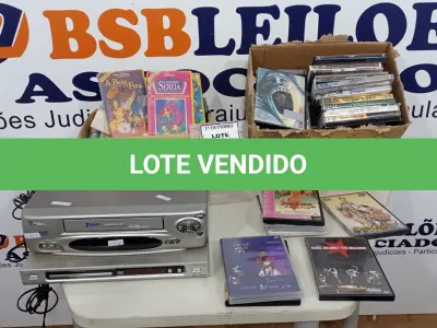 LOTE 118 - 01 APARELHO DE DVD MARCA PHILIPS,01 APARELHO DE VÍDEO CASSETE MARCA PHILCO E GRANDE QUANTIDADE DE FILMES EM DVD E VHS. (NO ESTADO) ATENÇÃO! FAZER A VISITAÇÃO ANTES DE ARREMATAR, NÃO SABEMOS SE FUNCIONA, LEILÃO NÃO TEM GARANTIA E NEM DEVOLUÇÃO, SUJEITO A POSSÍVEIS AVARIAS VISÍVEIS/OCULTAS E/OU AUSÊNCIA DE COMPONENTES.