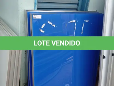 LOTE 490 - 05 PAINÉIS DE VIDRO NA COR AZUL DE 1,27X1,19. (NO ESTADO) ATENÇÃO! FAZER A VISITAÇÃO ANTES DE ARREMATAR, NÃO SABEMOS SE FUNCIONA, LEILÃO NÃO TEM GARANTIA E NEM DEVOLUÇÃO, SUJEITO A POSSÍVEIS AVARIAS VISÍVEIS/OCULTAS E/OU AUSÊNCIA DE COMPONENTES.