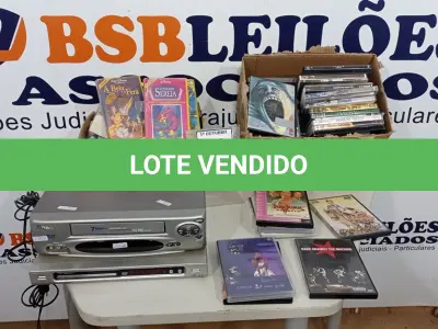 LOTE 118 - 01 APARELHO DE DVD MARCA PHILIPS,01 APARELHO DE VÍDEO CASSETE MARCA PHILCO E GRANDE QUANTIDADE DE FILMES EM DVD E VHS. (NO ESTADO) ATENÇÃO! FAZER A VISITAÇÃO ANTES DE ARREMATAR, NÃO SABEMOS SE FUNCIONA, LEILÃO NÃO TEM GARANTIA E NEM DEVOLUÇÃO, SUJEITO A POSSÍVEIS AVARIAS VISÍVEIS/OCULTAS E/OU AUSÊNCIA DE COMPONENTES.