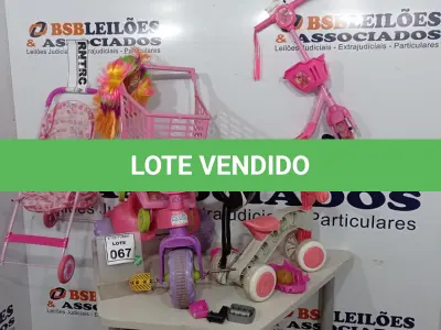 LOTE 067 - 02 TRICICLOS INFANTIS, 01 PATINETE INFANTIL E 02 CARRINHOS DE BONECA. (NO ESTADO) ATENÇÃO! FAZER A VISITAÇÃO ANTES DE ARREMATAR, NÃO SABEMOS SE FUNCIONA, LEILÃO NÃO TEM GARANTIA E NEM DEVOLUÇÃO, SUJEITO A POSSÍVEIS AVARIAS VISÍVEIS/OCULTAS E/OU AUSÊNCIA DE COMPONENTES.