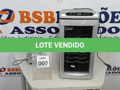 LOTE 005 - 01 CLIMATIZADOR TERMOMÉTRICO DE VINHO E 01 BASE DE LIQUIDIFICADOR. (NO ESTADO) ATENÇÃO! FAZER A VISITAÇÃO ANTES DE ARREMATAR, NÃO SABEMOS SE FUNCIONA, LEILÃO NÃO TEM GARANTIA E NEM DEVOLUÇÃO, SUJEITO A POSSÍVEIS AVARIAS VISÍVEIS/OCULTAS E/OU AUSÊNCIA DE COMPONENTES.
