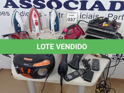 LOTE 037 - 03 APARELHOS DE DVD KARAOKÊ MARCA MONDIAL, 04 FERROS DE PASSAR, 01 RÁDIO MICRO SYSTEM MARCA MONDIAL, 01 SECADOR DE CABELO, 01 ESCOVA DE CABELO ELÉTRICA E 01 SANDUICHEIRA. (NO ESTADO) ATENÇÃO! FAZER A VISITAÇÃO ANTES DE ARREMATAR, NÃO SABEMOS SE FUNCIONA, LEILÃO NÃO TEM GARANTIA E NEM DEVOLUÇÃO, SUJEITO A POSSÍVEIS AVARIAS VISÍVEIS/OCULTAS E/OU AUSÊNCIA DE COMPONENTES.