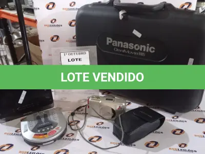 LOTE 123 - 01 CÂMERA FOTOGRÁFICA, 01 FILMADORA PANASONIC, 01 RÁDIO RELÓGIO MARCA SONY E 01 RADIO DISKMAN. (NO ESTADO) ATENÇÃO! FAZER A VISITAÇÃO ANTES DE ARREMATAR, NÃO SABEMOS SE FUNCIONA, LEILÃO NÃO TEM GARANTIA E NEM DEVOLUÇÃO, SUJEITO A POSSÍVEIS AVARIAS VISÍVEIS/OCULTAS E/OU AUSÊNCIA DE COMPONENTES.