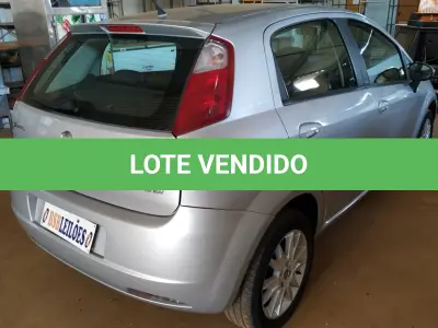 LOTE 164 - 01 FIAT PUNTO ESSENCE 1.6 ALCOOL/GASOLINA, ANO 2011/2011 NA COR PRATA. (NO ESTADO)