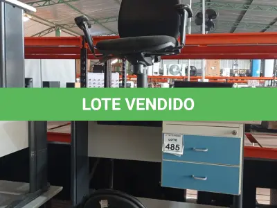 LOTE 485 - 02 MESAS CURVAS COM 02 CADEIRAS EXECUTIVA. (NO ESTADO) ATENÇÃO! FAZER A VISITAÇÃO ANTES DE ARREMATAR, NÃO SABEMOS SE FUNCIONA, LEILÃO NÃO TEM GARANTIA E NEM DEVOLUÇÃO, SUJEITO A POSSÍVEIS AVARIAS VISÍVEIS/OCULTAS E/OU AUSÊNCIA DE COMPONENTES.