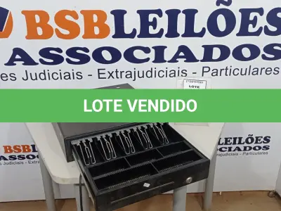 LOTE 060 - 01 GAVETA DE DINHEIRO. (NO ESTADO) ATENÇÃO! FAZER A VISITAÇÃO ANTES DE ARREMATAR, NÃO SABEMOS SE FUNCIONA, LEILÃO NÃO TEM GARANTIA E NEM DEVOLUÇÃO, SUJEITO A POSSÍVEIS AVARIAS VISÍVEIS/OCULTAS E/OU AUSÊNCIA DE COMPONENTES.