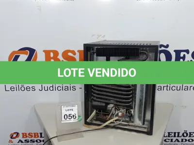 LOTE 056 - 01 FRIGOBAR. (NO ESTADO) ATENÇÃO! FAZER A VISITAÇÃO ANTES DE ARREMATAR, NÃO SABEMOS SE FUNCIONA, LEILÃO NÃO TEM GARANTIA E NEM DEVOLUÇÃO, SUJEITO A POSSÍVEIS AVARIAS VISÍVEIS/OCULTAS E/OU AUSÊNCIA DE COMPONENTES.