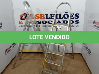 LOTE 428 - 02 ESCADAS DE ALUMÍNIO DOBRÁVEL. (NO ESTADO) ATENÇÃO! FAZER A VISITAÇÃO ANTES DE ARREMATAR, NÃO SABEMOS SE FUNCIONA, LEILÃO NÃO TEM GARANTIA E NEM DEVOLUÇÃO, SUJEITO A POSSÍVEIS AVARIAS VISÍVEIS/OCULTAS E/OU AUSÊNCIA DE COMPONENTES.
